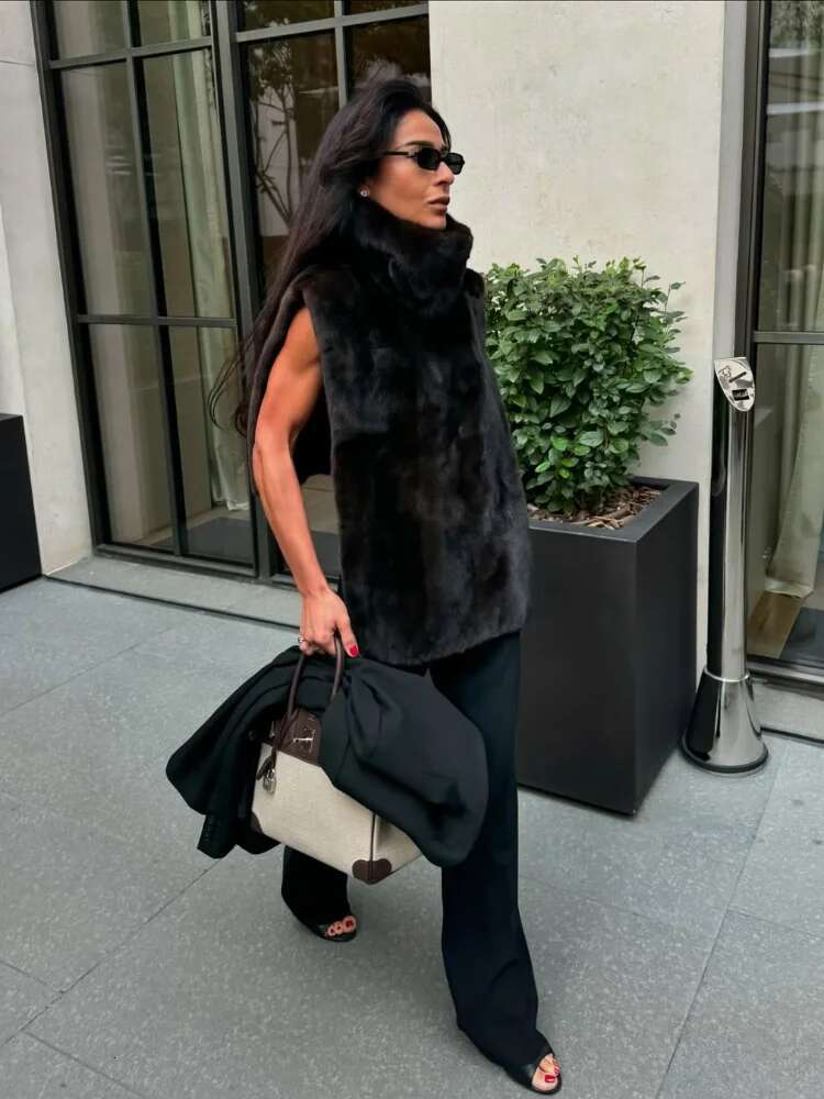 Turtleneck Furry Fur Sleeveless Waistcoats Fashion Women Warm Thicken Vest 2025 Lady Uries New Winter Street Party Outerwears