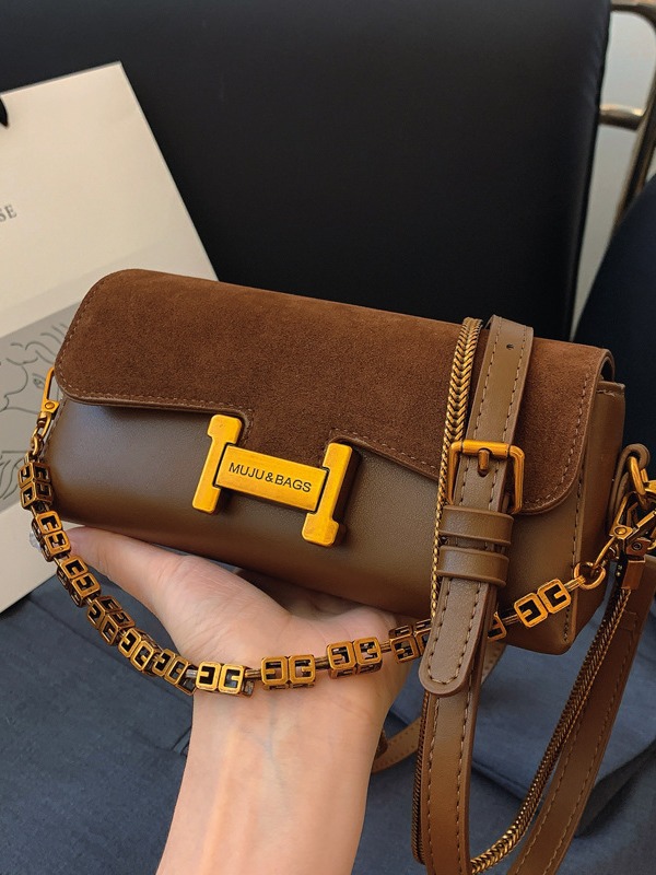 Stylish Multi-Functional Shoulder Purse with Premium Chain Detail