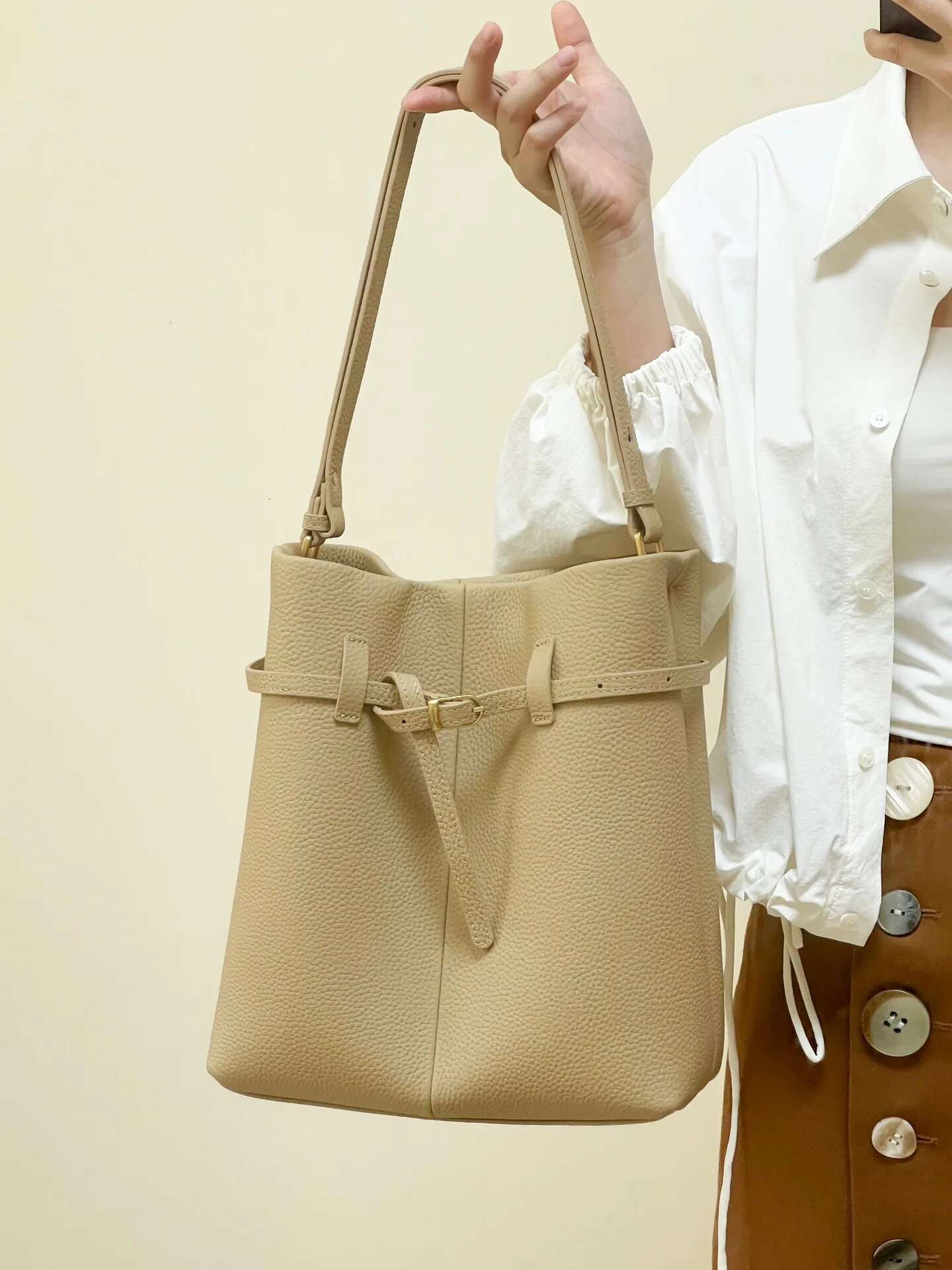 First-Layer Cowhide Bucket 2025 Niche Design Genuine Leather Large-Capacity Handbag Fashionable Women's Armpit Shoulder Bag