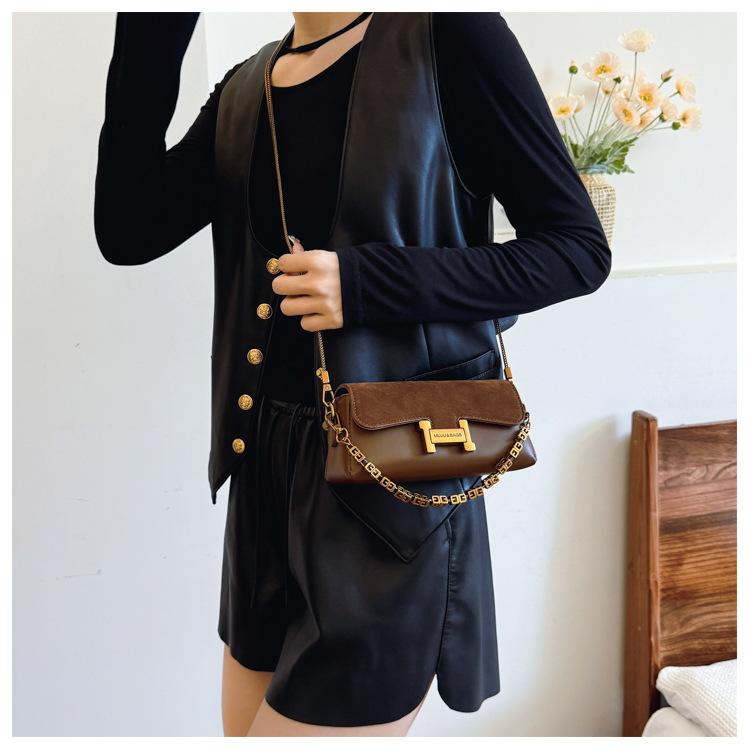 Stylish Multi-Functional Shoulder Purse with Premium Chain Detail