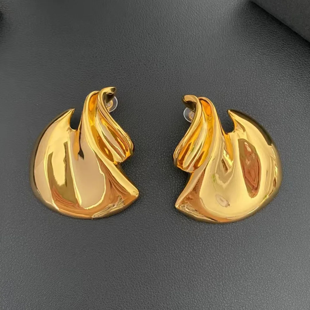 vintage trend with irregular geometric ear clips 250103