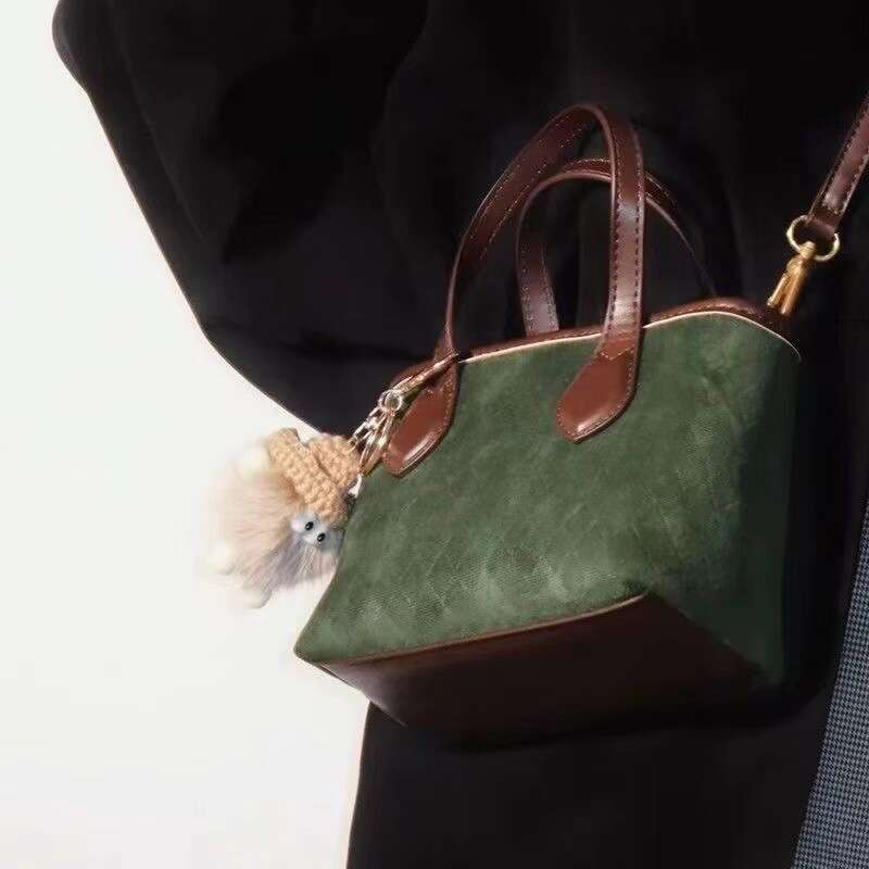 Small square with niche unique design, 2025 autumn and winter new high-end texture crossbody bucket bag for women