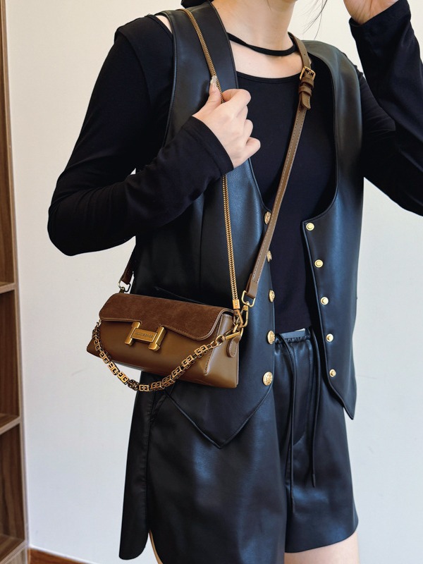Stylish Multi-Functional Shoulder Purse with Premium Chain Detail