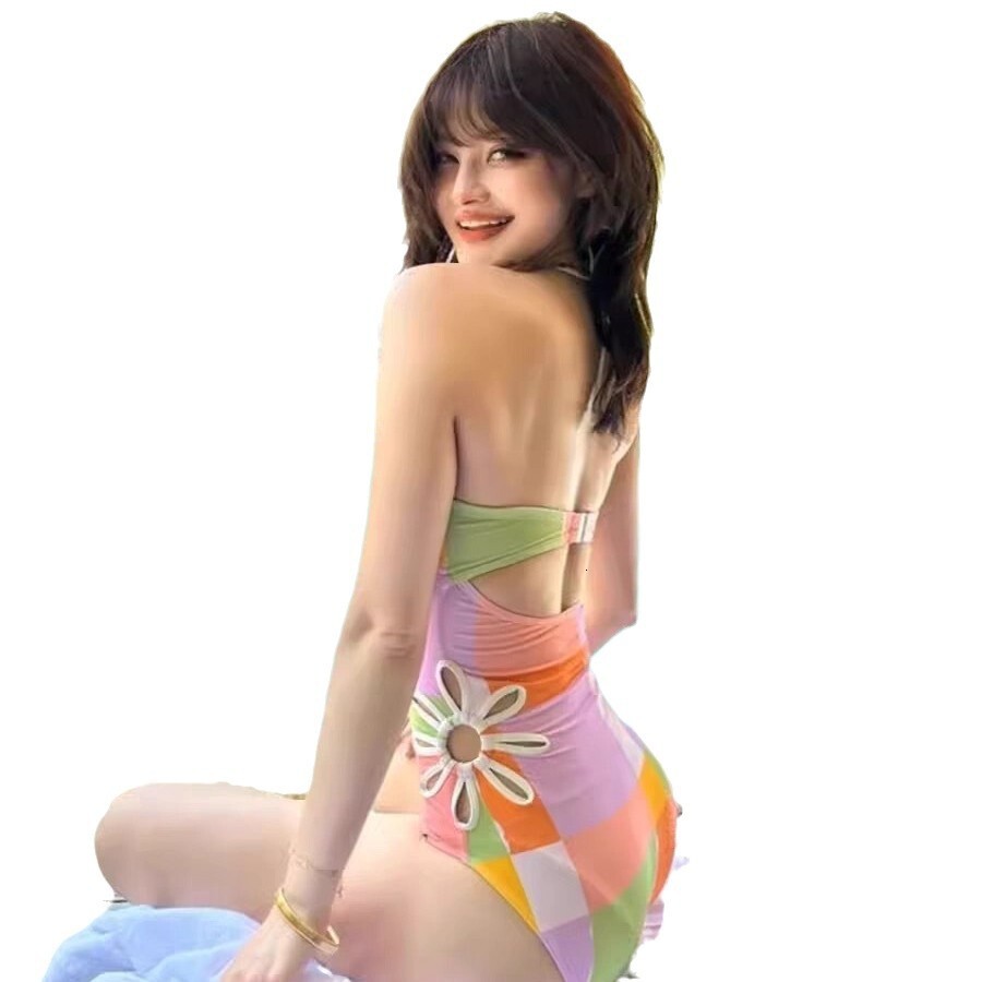 New hollow flower fresh and simple vacation style 2025 new Korean Dongdaemun triangular integrated strapless swimsuit designer trendy beach swimsuit