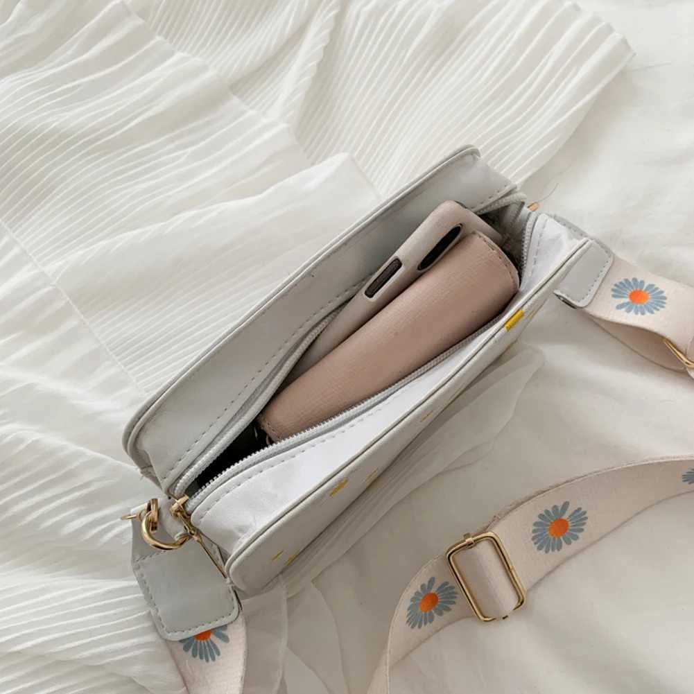 2022 Fi Women Daisy Pattern Shoulder Bag Summer Printed Small Square Bag Tote Classic Elegant Crossbody Shoulder BagXJ250108