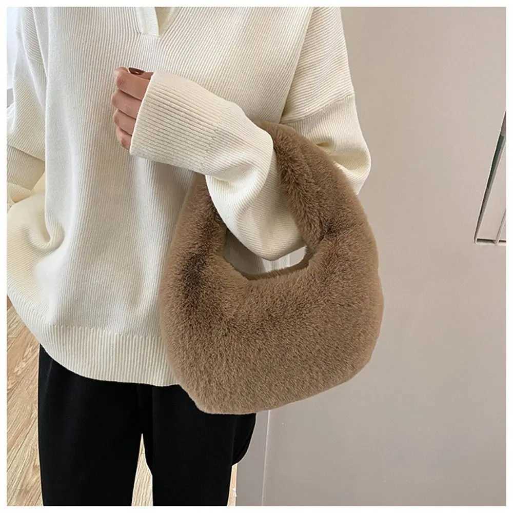 Fur Handbags Womens Small Half Mo Bag Warm Plush Wrist Bags Fi Furry Short Handle Cluh Cute Ladies Coin PursesXJ250108