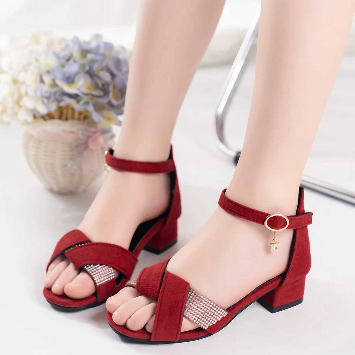 Mary Janes Par wedding shoes for girls childrens low boots pleated rhinestone sandals fashionable childrens red sandals classic 2024 new W250108