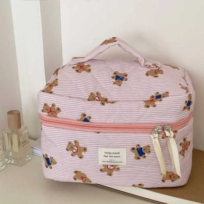 2024 Pink Bear Quilted Womens Makeup Bag Cute Zipper Makeup Travel Organizer Womens Handbag W250109