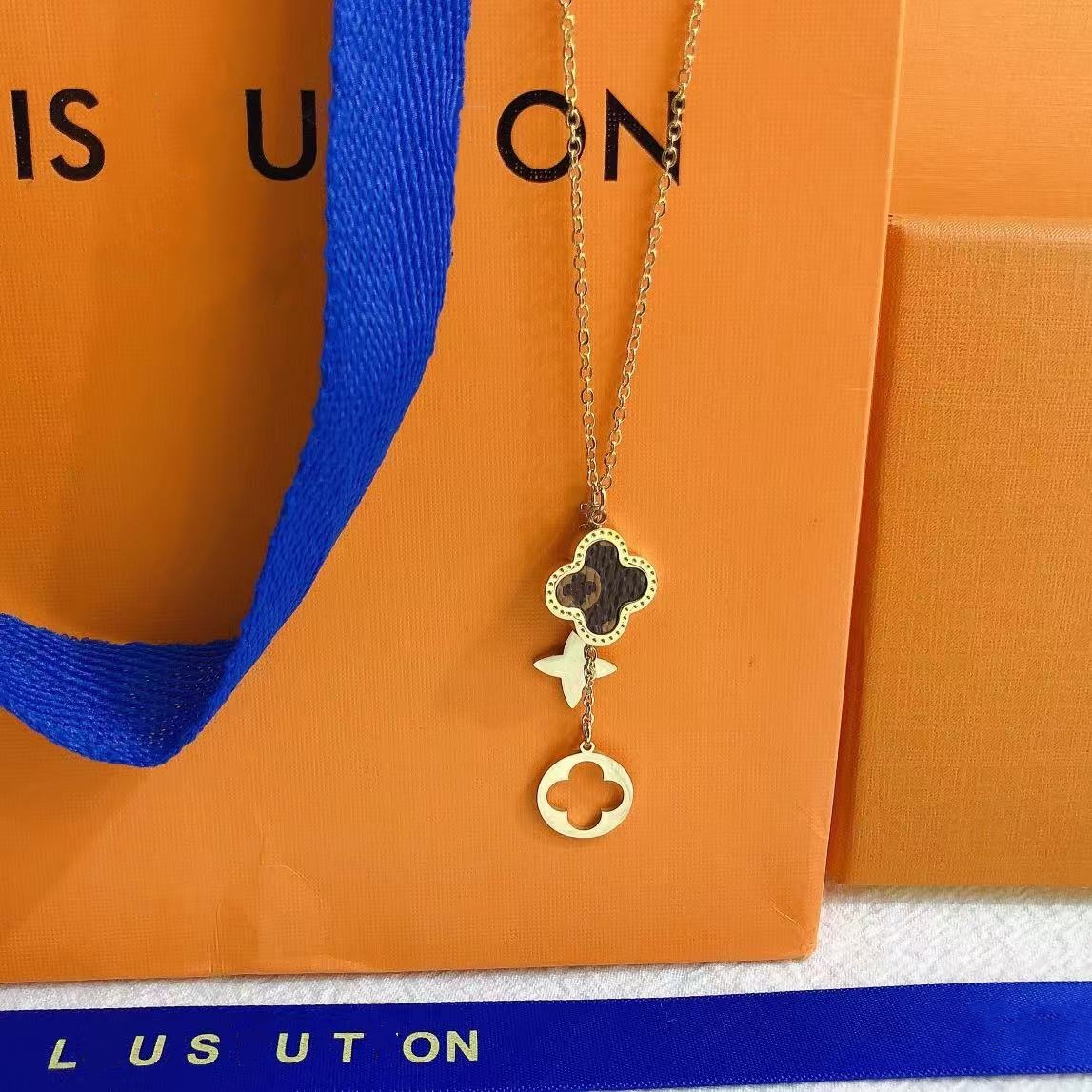 Luxury necklaces designer necklace woman stainless steel couple gold chain pendant jewelry moissanite chain accessories clover necklace