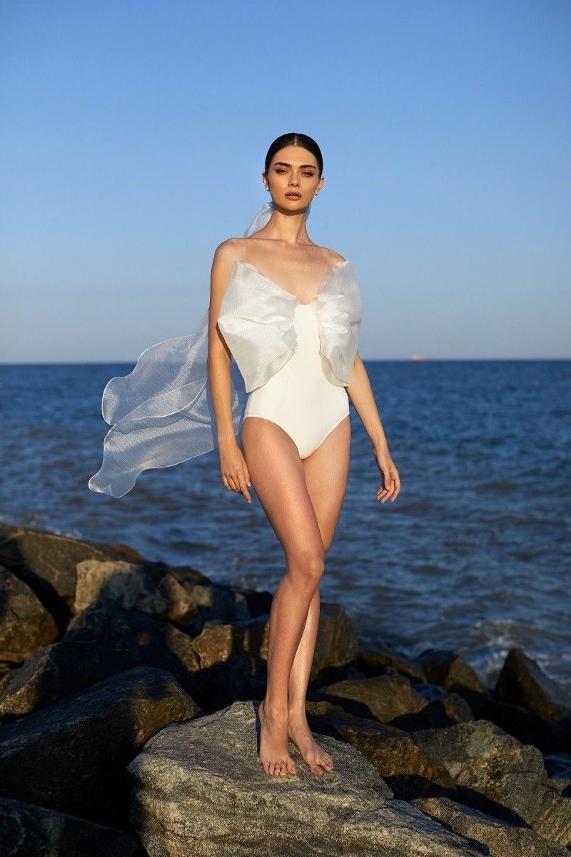 2025 new one-piece women's satin strapless light colored wedding dress with bubble sleeves and shawl white short skirt designer women's fash