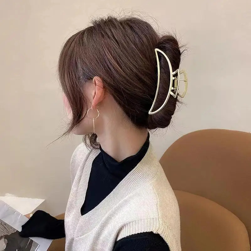 11cm 4 Color Woman Metal Large Moon n Hair Claws Clips Fashion Washing Face Hairpins Gilrs Hair Accessories for Thick Hair 250103
