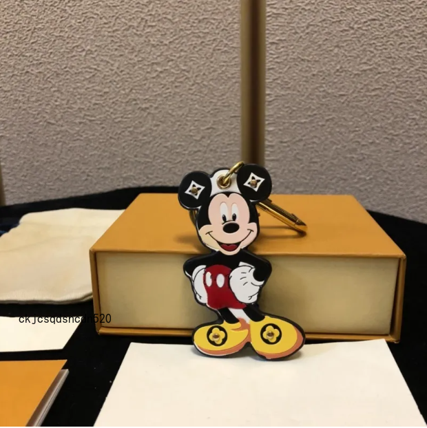 2025 Cuir Cuir Casual Fashion LETTRE LETTRE LETTRE CHARGE CHEETHECHAIN ​​SAG CHARM THARM PLUSTATILE UNISEX, PAS DE BOX