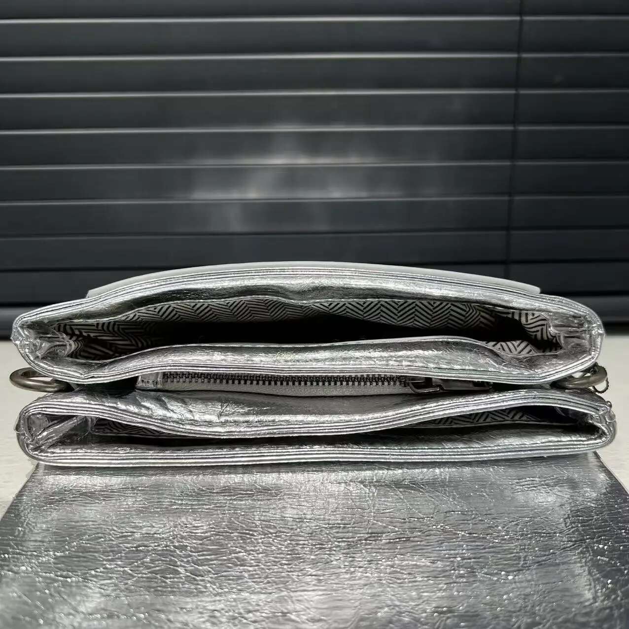 Ladies' Fashionable Light Patent Leather Design Handbag With Multiple Compartments, Single Shoulder Diagonal Cross Bag