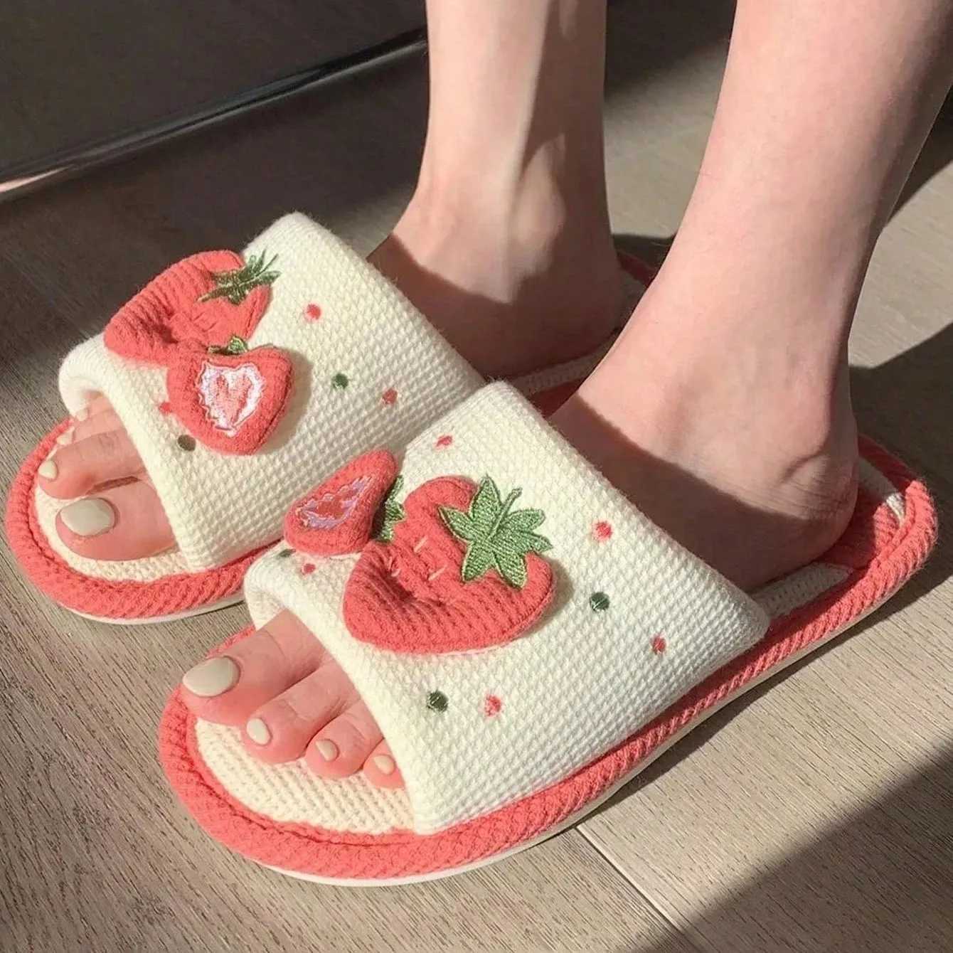 New Arrival Fashionable soft womens casual cute strawberry pattern design comfortable womens linen home slider T250108