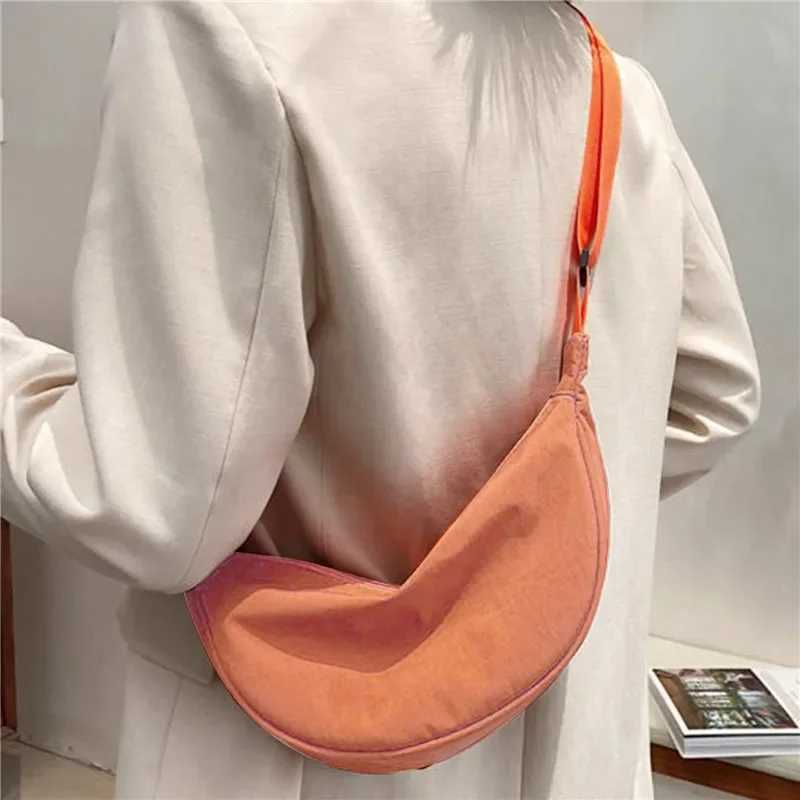 Womens Crossbody Dumpling Shape Lightweight Underarm Knapsack Nyl Large Capacity Smooth Zipper Females e Shoulder BagXJ250108