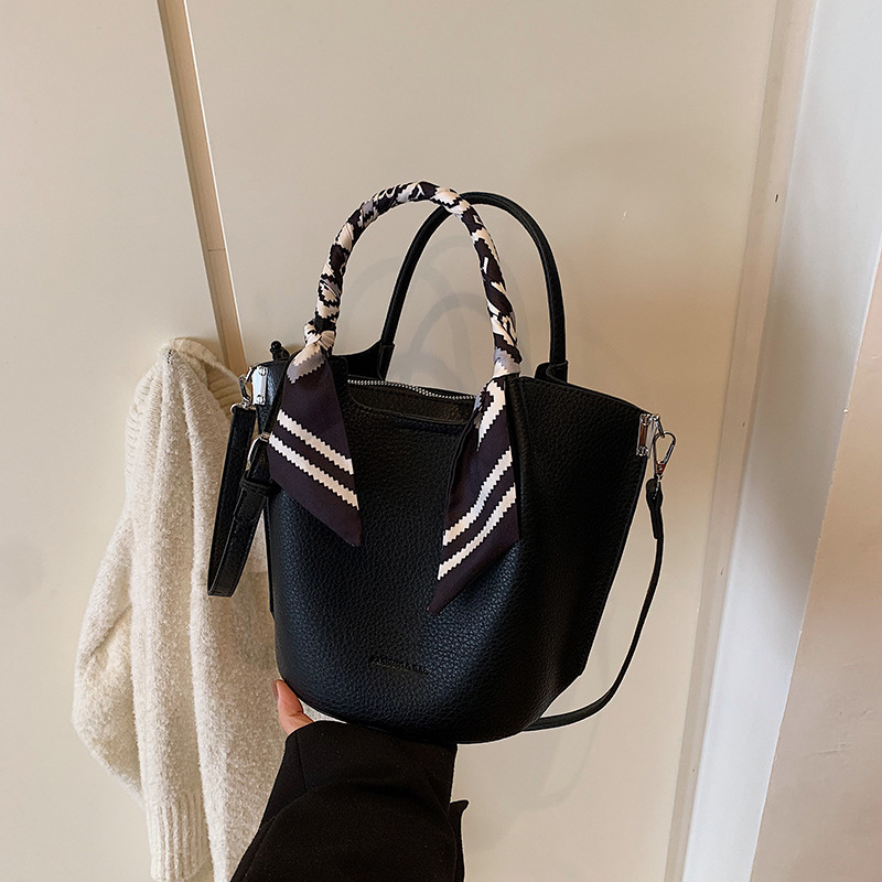 2025 Designer Shoulder 3 Fashion Women 2025 New Personalized Handheld Bag Bucket Trendy Niche Design Triple Black White Brown Khaki Coffee Free shippi