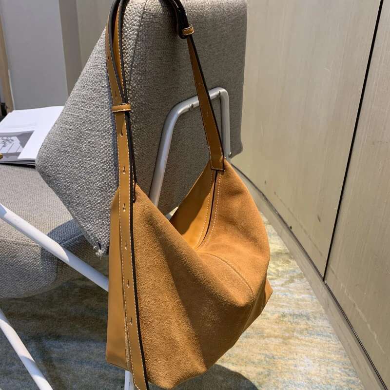 2024 New Designer Retro Genuine Leather Diagonal Underarm Suede Dumpg Commuting Versatile Women's Bag Hand Bag