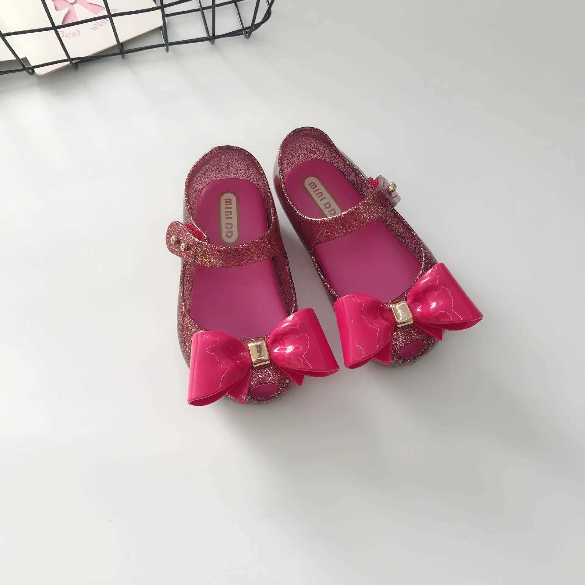 Mini DD 2024 New Girl Jelly Sandals Bow Classic Summer Sandals Retro Childrens Cute Sandals Beach Shoes Childrens Shoes SH19100 W250108