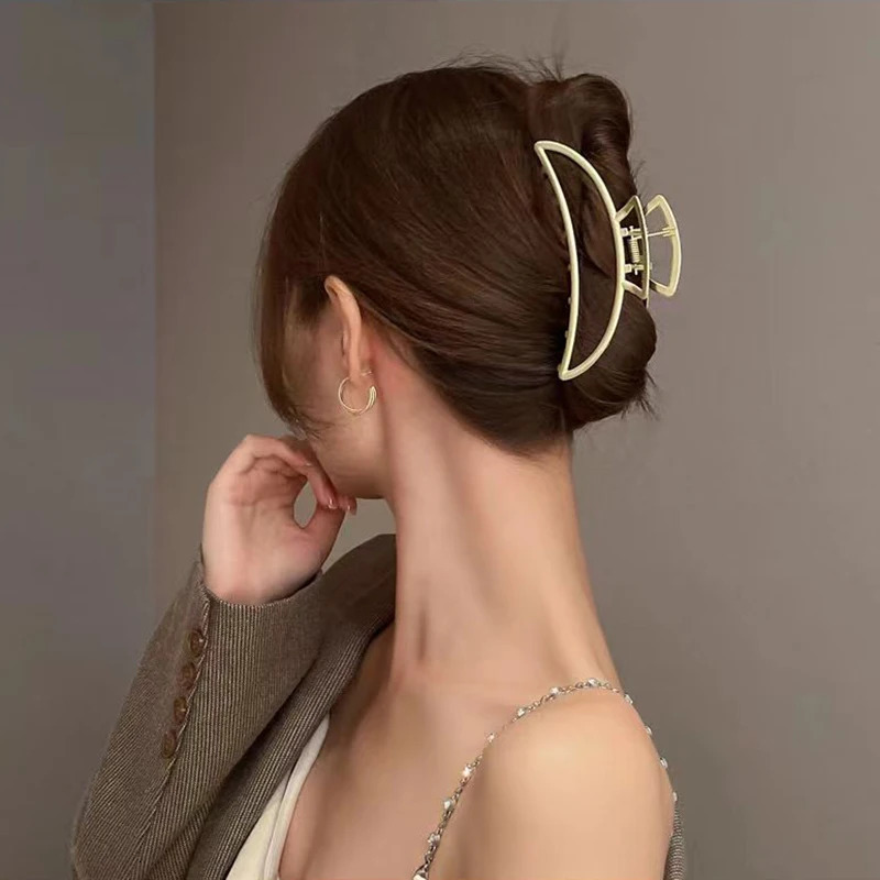 11cm 4 Color Woman Metal Large Moon n Hair Claws Clips Fashion Washing Face Hairpins Gilrs Hair Accessories for Thick Hair 250103