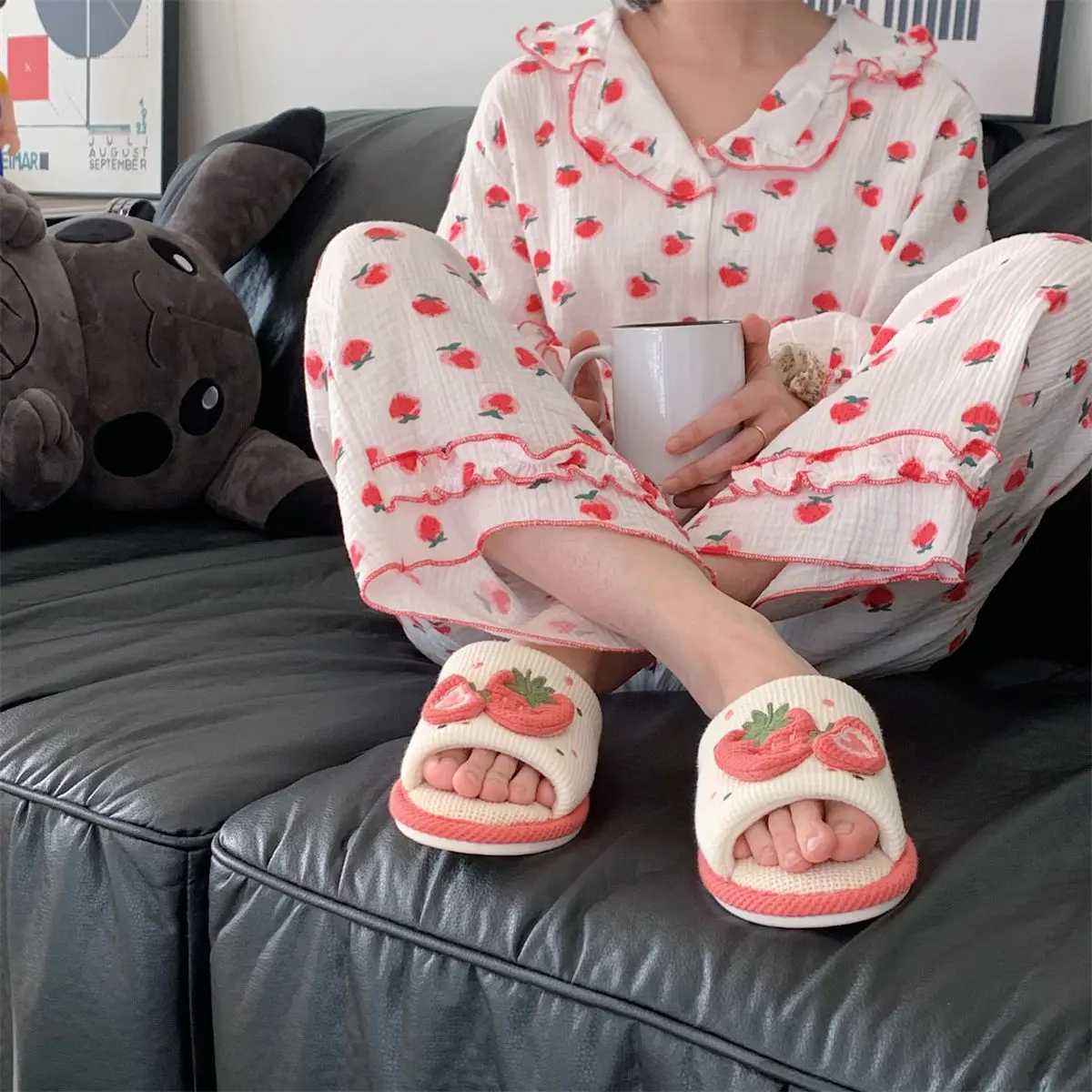 New Arrival Cute strawberry plush slider autumn family slider female flip slider female slider winter family warm fur linen slider T250108