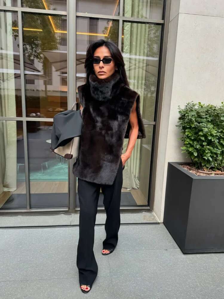 Turtleneck Furry Fur Sleeveless Waistcoats Fashion Women Warm Thicken Vest 2025 Lady Uries New Winter Street Party Outerwears