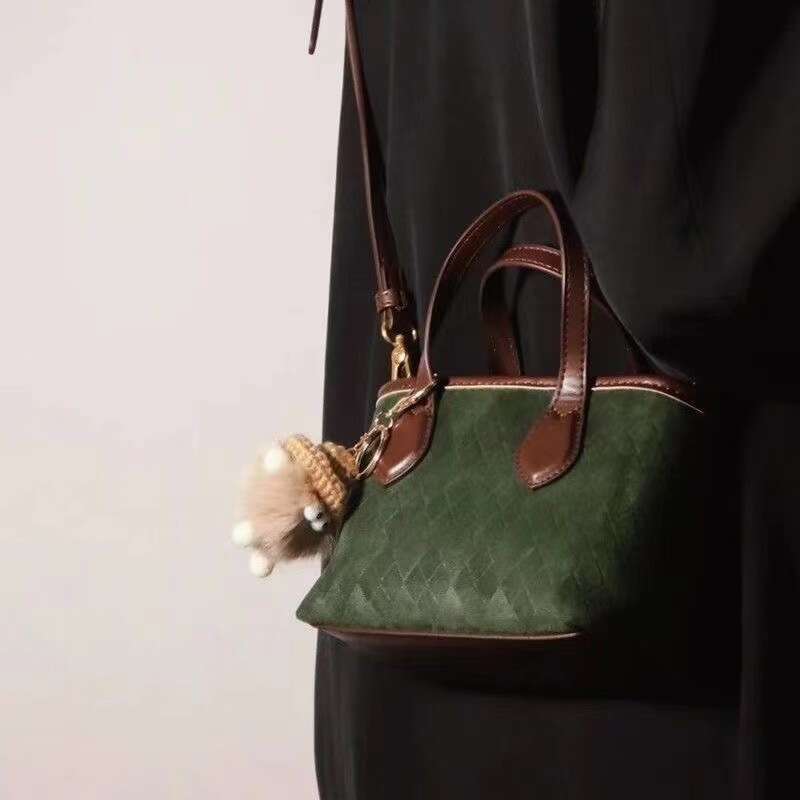 Small square with niche unique design, 2025 autumn and winter new high-end texture crossbody bucket bag for women