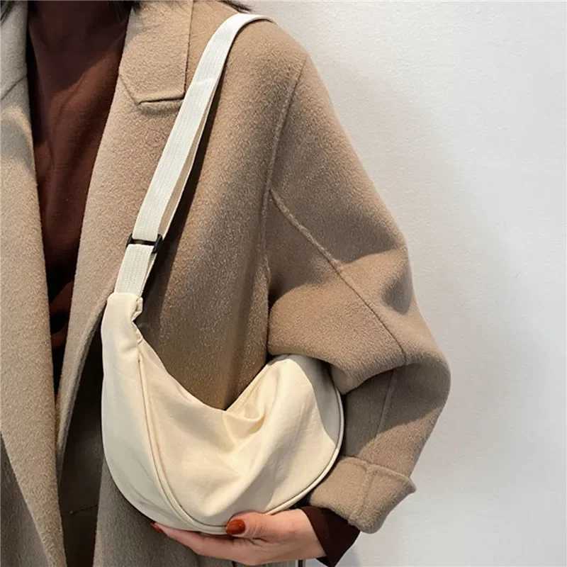 Womens Crossbody Dumpling Shape Lightweight Underarm Knapsack Nyl Large Capacity Smooth Zipper Females e Shoulder BagXJ250108