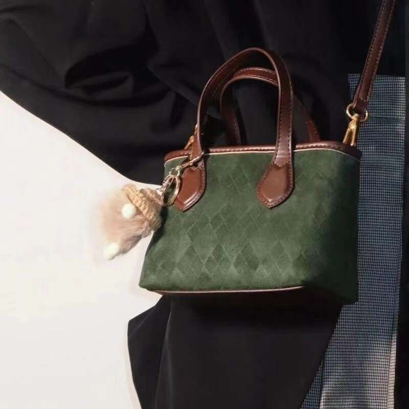 Small square with niche unique design, 2025 autumn and winter new high-end texture crossbody bucket bag for women