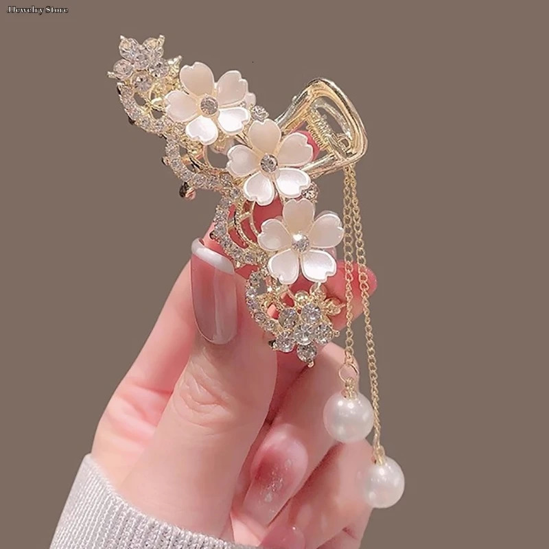 1pc Elegant Diamondencrusted Pearl Jasmine Flower Tassel Claw Clip Metal Hair Female On The Back Of Head 241228