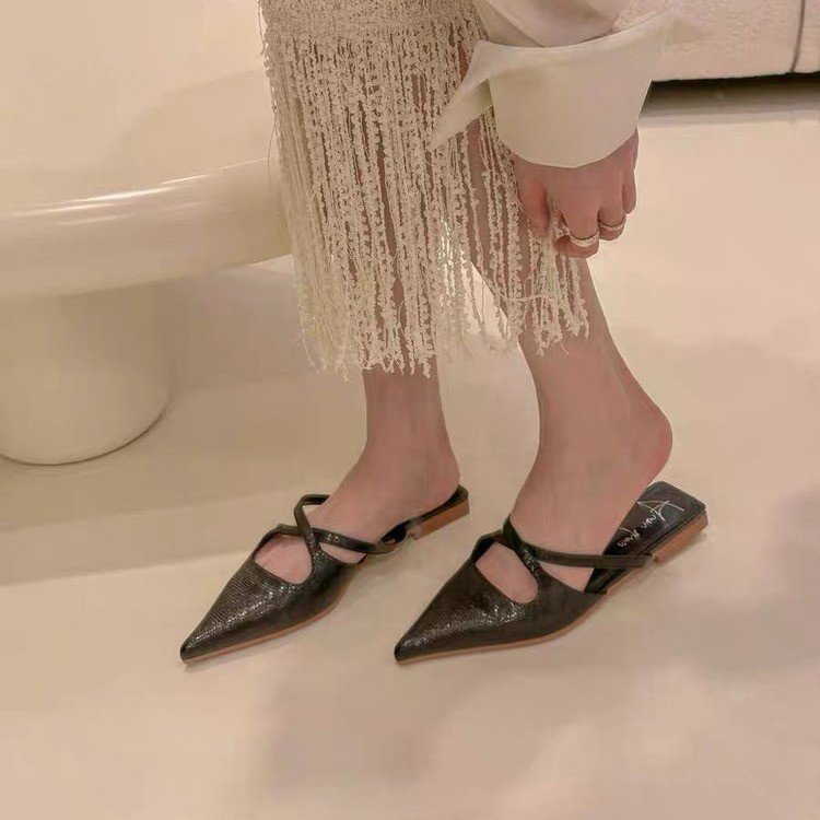 Women Slippers Fashion Flat Bottom Outdoor Wear Pointed Toe Design Sense Triple Black Gold Silver Free shipping