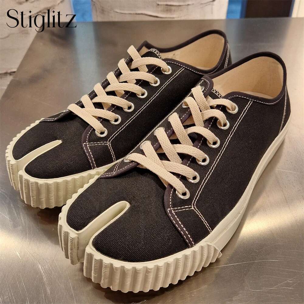 Tabi Canvas for Men Novelty Designer Style Round Split Toe Sneakers Lace up Fashion Flat Custom Colors Casual Shoes