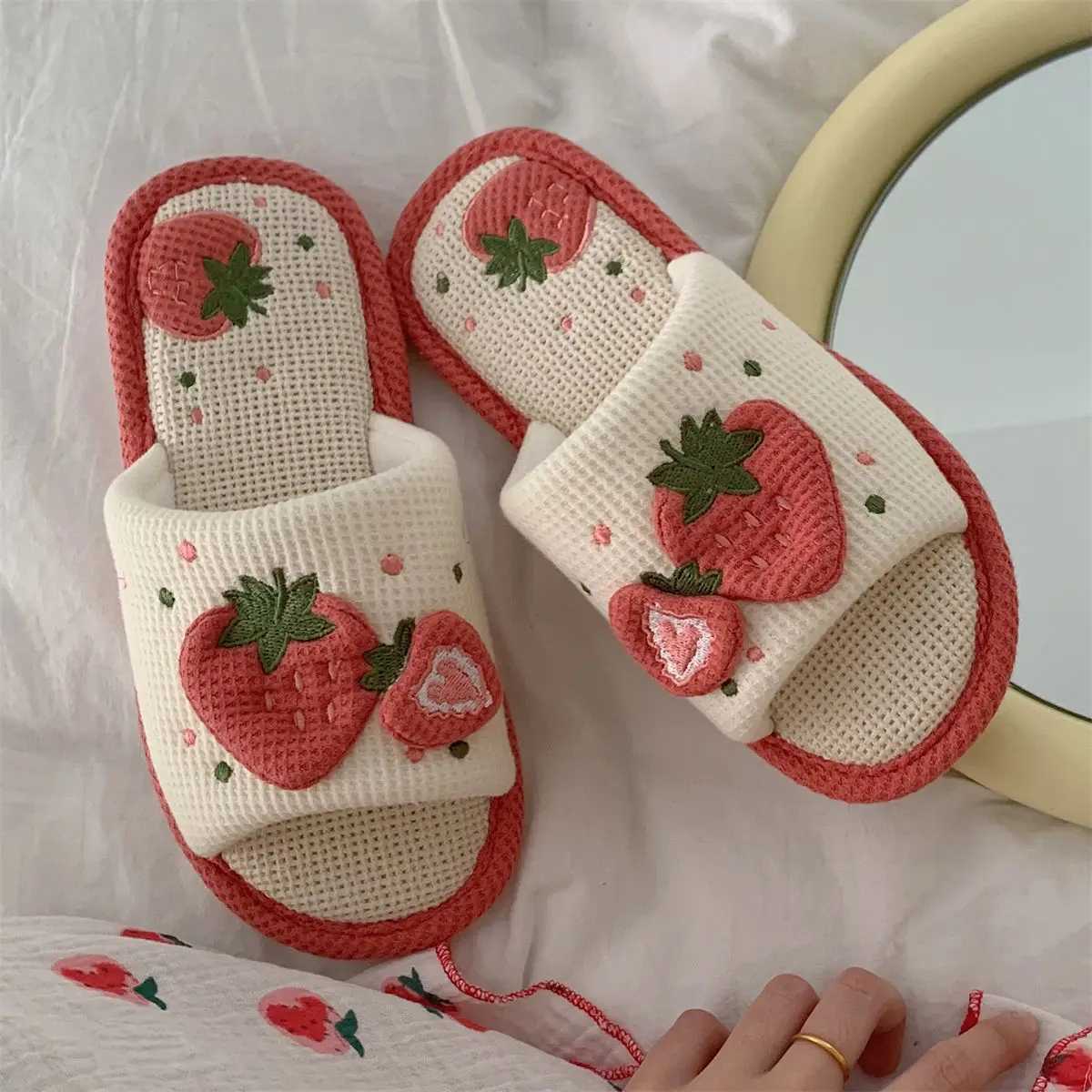New Arrival Cute strawberry plush slider autumn family slider female flip slider female slider winter family warm fur linen slider T250108