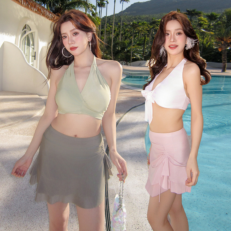 2025 New Split Swimsuit Ruffle Skirt Small Chest Folding Shoulder Strap Hanging Neck Personalized Designer Beach Vacation Swimsuit