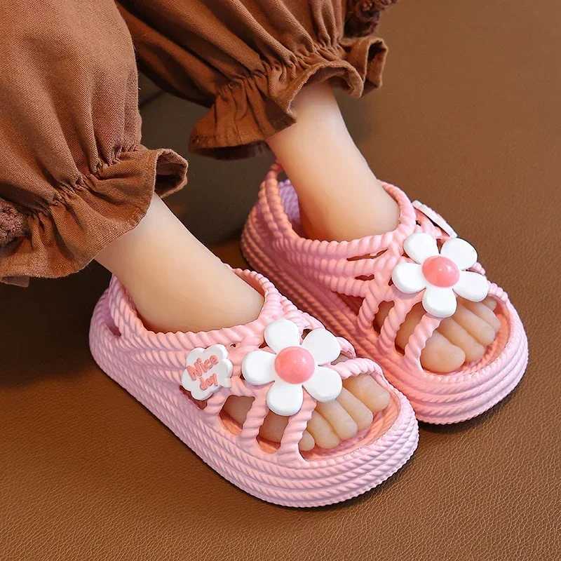 New Summer 2-8 Year Old Childrens Slide Flower Pattern Lithe Comfort Sandals Suitable for Girls Non slip Beaver Flip Cover Family Childrens Shoes W250