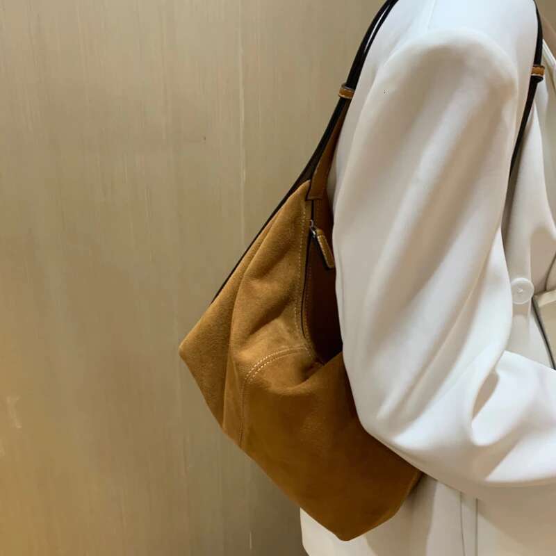 2024 New Designer Retro Genuine Leather Diagonal Underarm Suede Dumpg Commuting Versatile Women's Bag Hand Bag