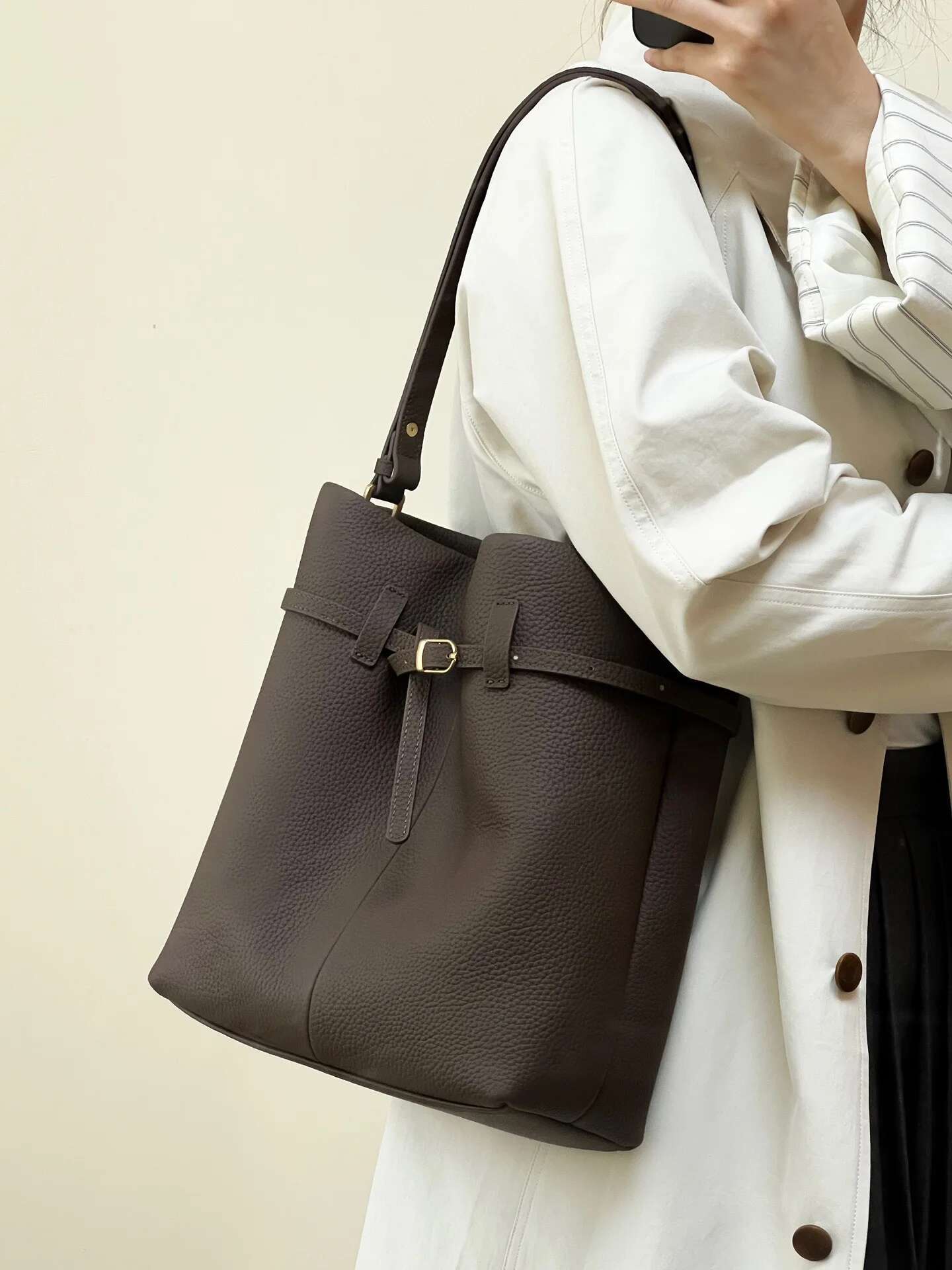 First-Layer Cowhide Bucket 2025 Niche Design Genuine Leather Large-Capacity Handbag Fashionable Women's Armpit Shoulder Bag