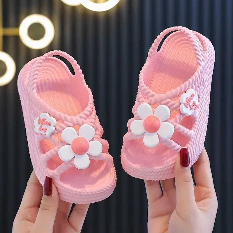 New Summer 2-8 Year Old Childrens Slide Flower Pattern Lithe Comfort Sandals Suitable for Girls Non slip Beaver Flip Cover Family Childrens Shoes W250