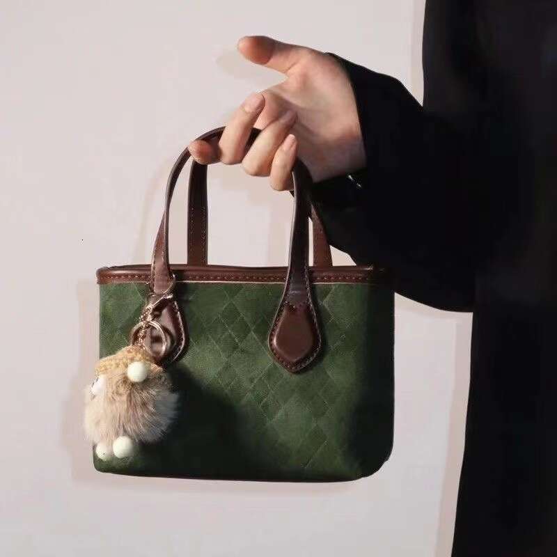 Small square with niche unique design, 2025 autumn and winter new high-end texture crossbody bucket bag for women