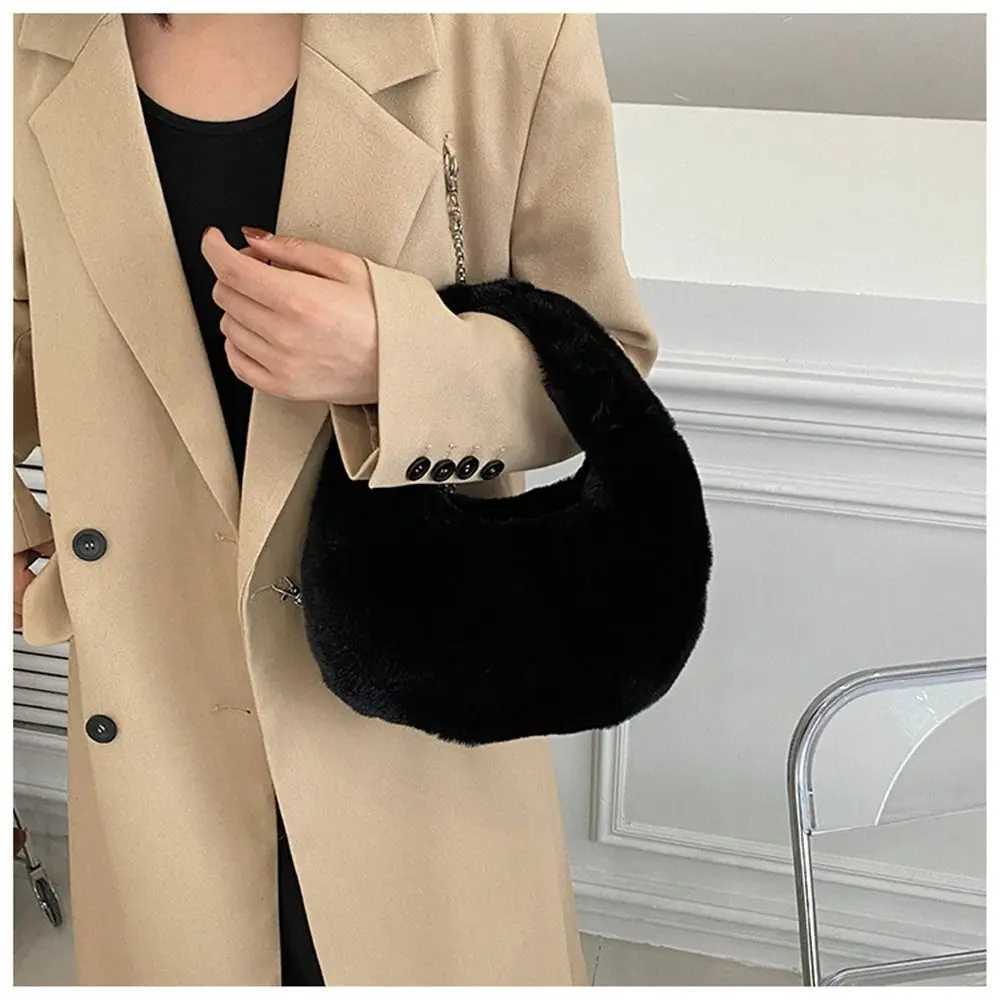 Fur Handbags Womens Small Half Mo Bag Warm Plush Wrist Bags Fi Furry Short Handle Cluh Cute Ladies Coin PursesXJ250108