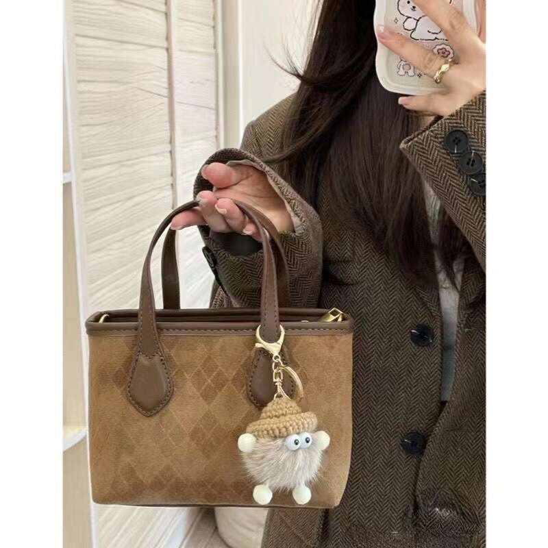 Small square with niche unique design, 2025 autumn and winter new high-end texture crossbody bucket bag for women