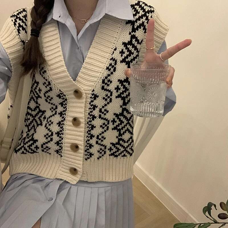 Fair Isle Sweater For Women V-Neck Button-Up Sleeveless Geometric Knit Vest Teen-Girl Vintage Fall Winter Christmas Outfit