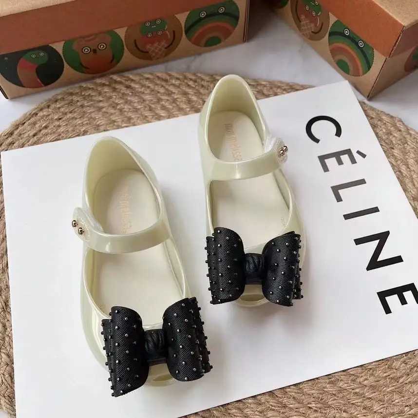 Mini childrens sandals 2021 new original girls jelly sandals bow childrens sandals childrens beach shoes anti slip childrens shoes W250108