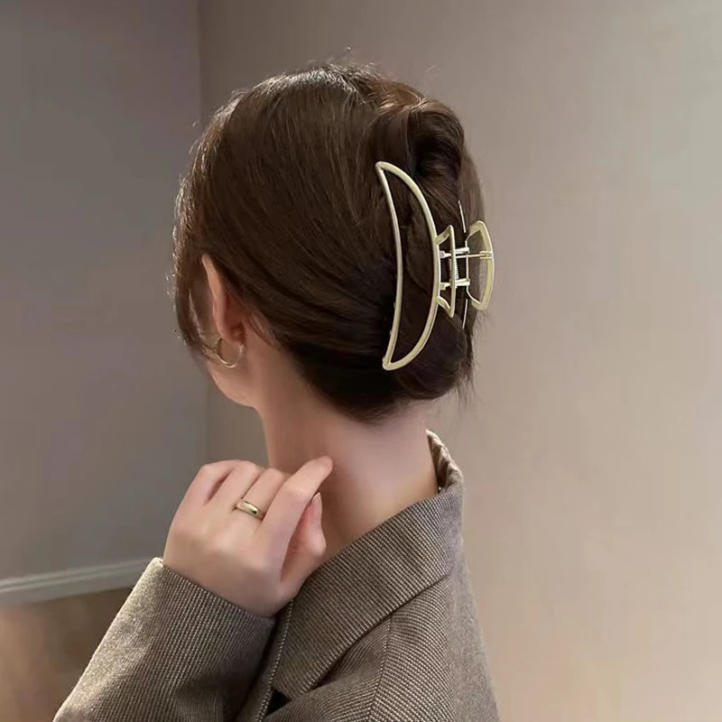 11cm 4 Color Woman Metal Large Moon n Hair Claws Clips Fashion Washing Face Hairpins Gilrs Hair Accessories for Thick Hair 250103