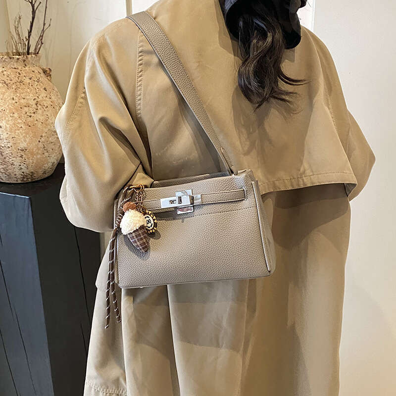 Step into the new popular fashion handbag, women's single shoulder versatile, high-end, crossbody, niche design