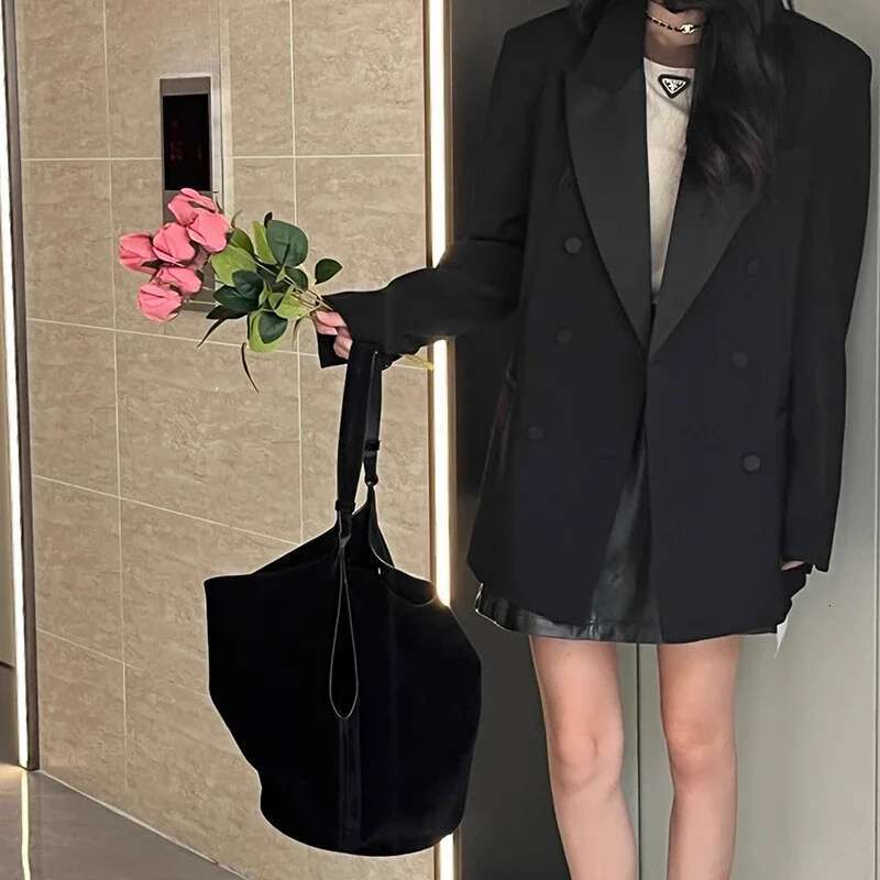 2025 New Women's Solid Color Cowhide Suede Handbag Dumpg Bucket Commuter Large Capacity Niche Single Shoulder Tote Bag