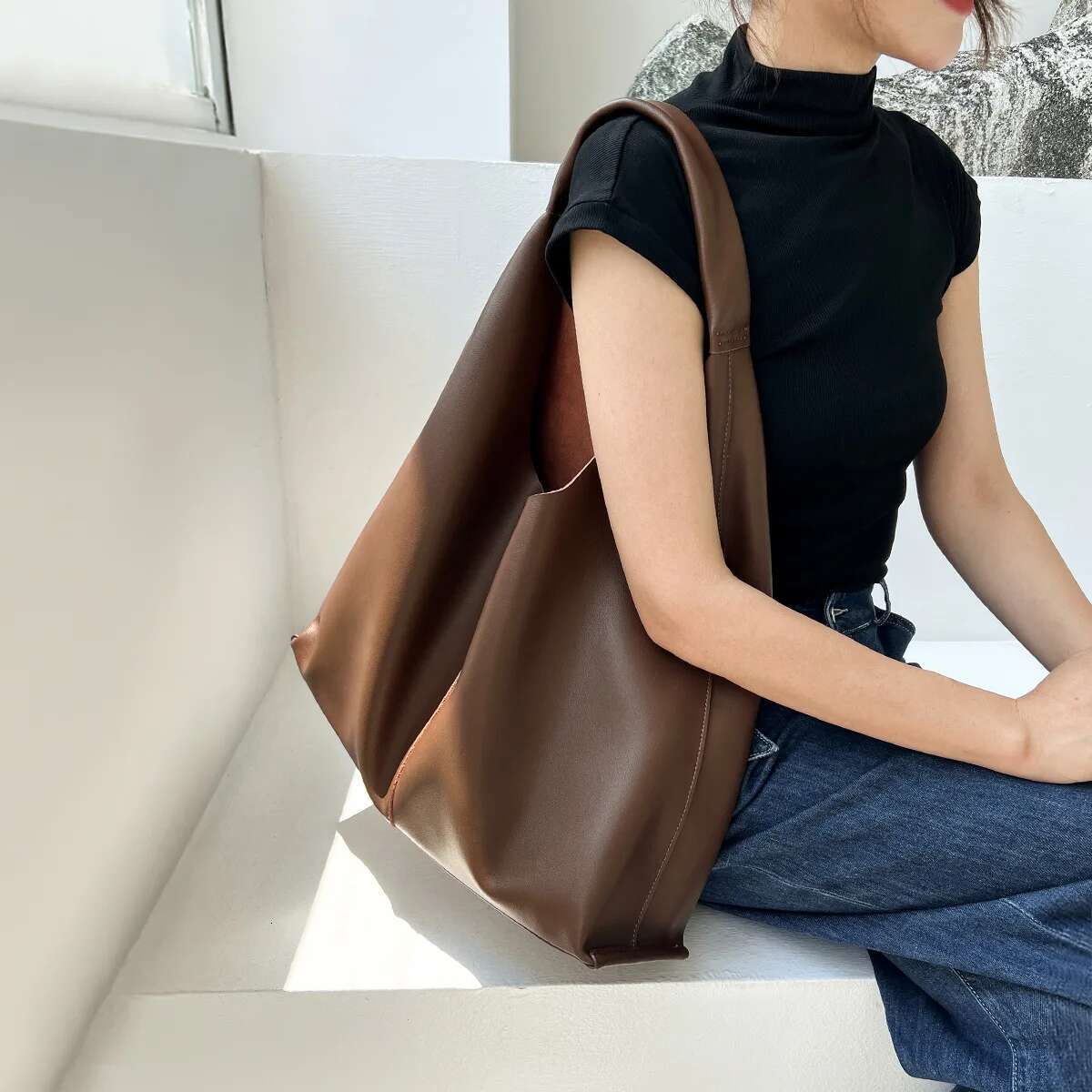 2025 Tote Large Capacity Commuter Shoulder Winter Leather Women's Fashion Armpit Designer Bag