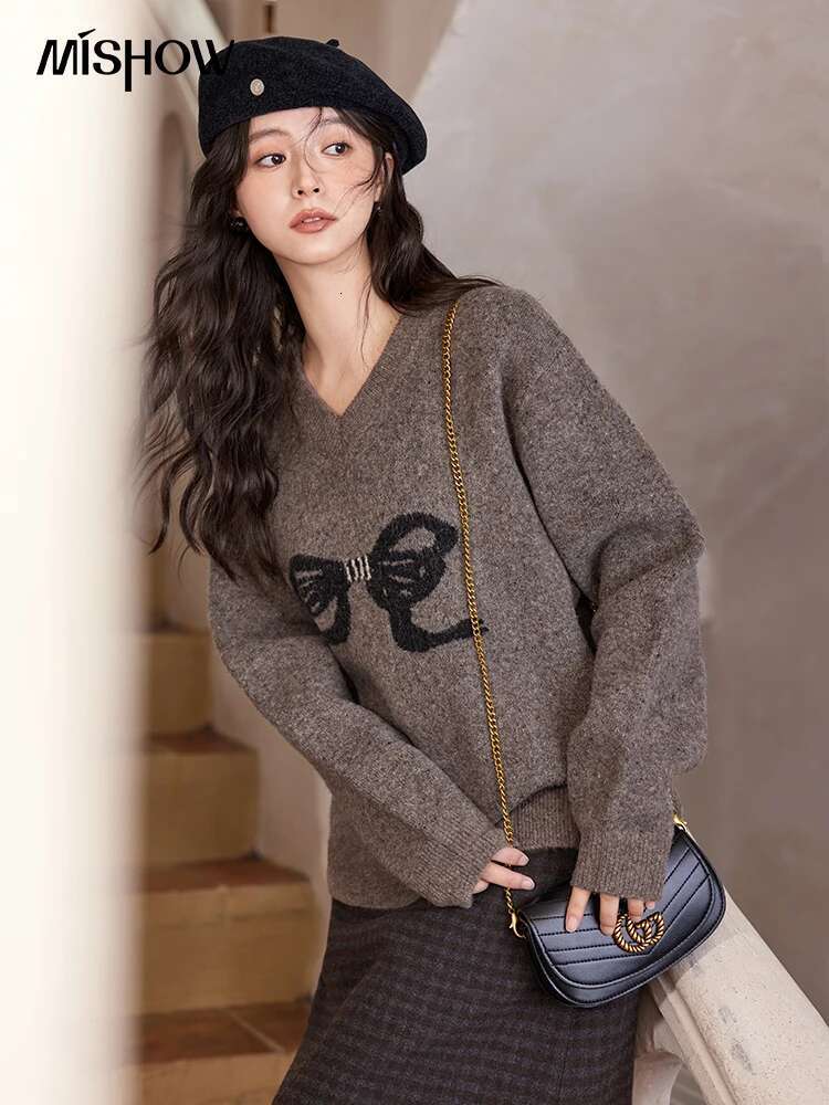 MISHOW Kintted Sweater Bow Pattern O-Neck Pullover Grey Clash Color Design Winter 2024 Loose Slim Fit Outerwears Tops Mxd56z0918