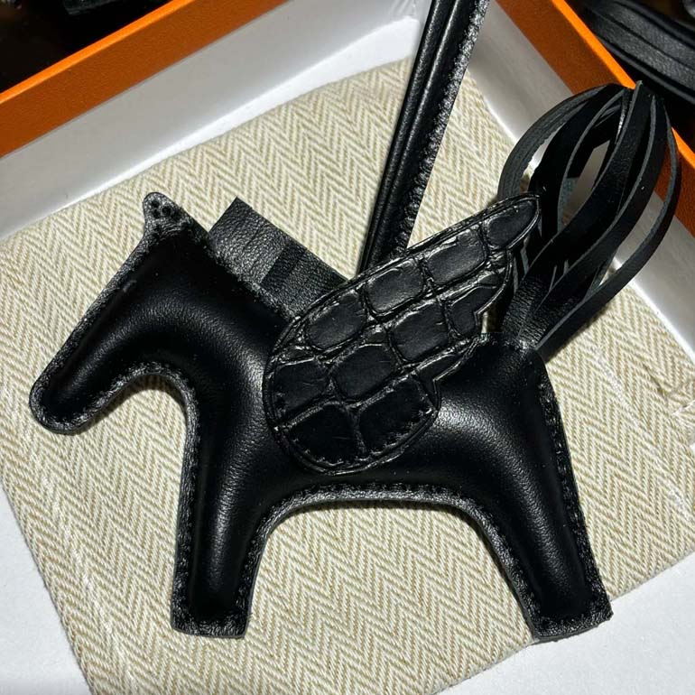 Crocodile skin Leather Horse Bag Charm Women Keychain High Quality Pony Pendant Classic Handbag Ornament Made Key chain Lifelike saddle wings mane and ponytail