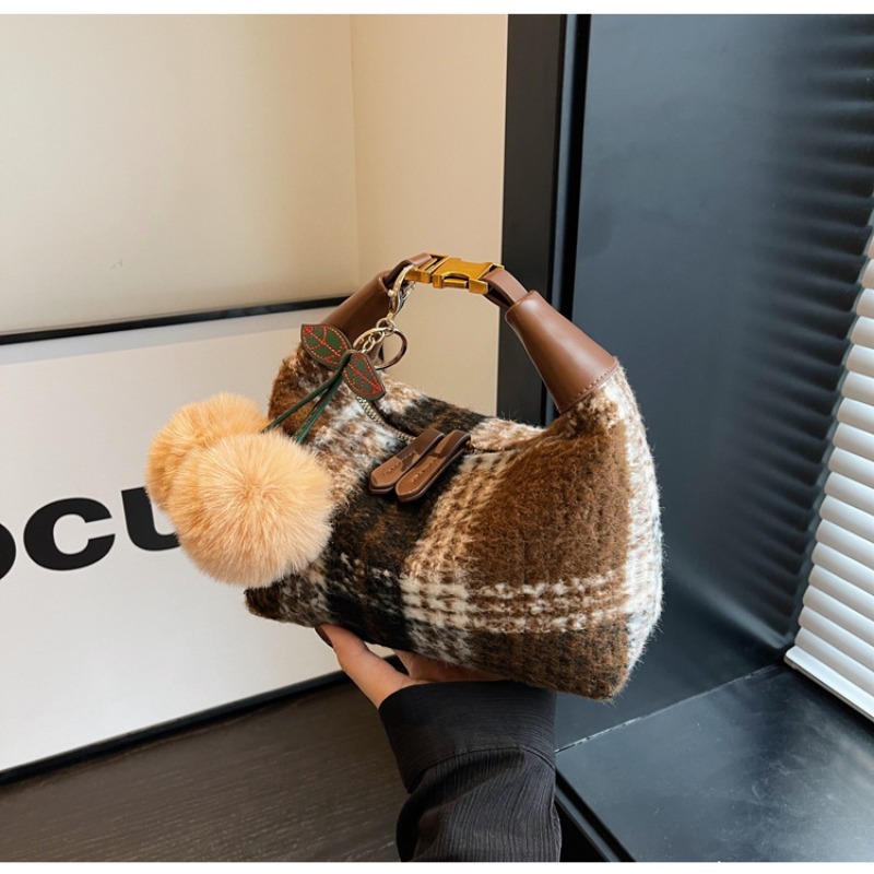 Stylish Seasonal Shoulder Bag - Durable Messenger Style Handbag for Fall and Winter Fashion