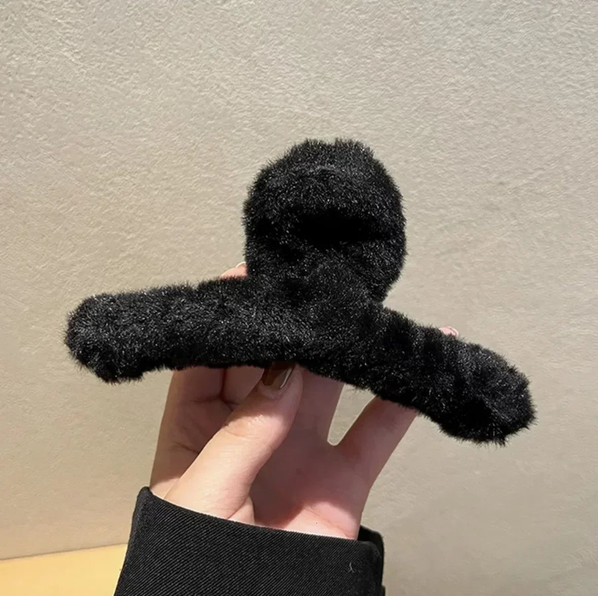 Women Hair Claw Winter Faux Fur Clip Elegant Acrylic Crab Barrette Hairpin GirlHair Accessor Furry Headwear 241228